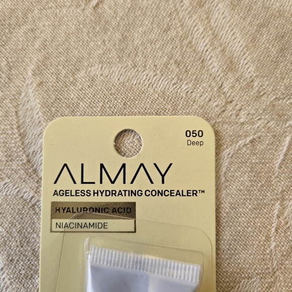 Almay Ageless Hydrating Liquid Concealer Hyaluronic Acid 050 Deep - Picture 3 of 6